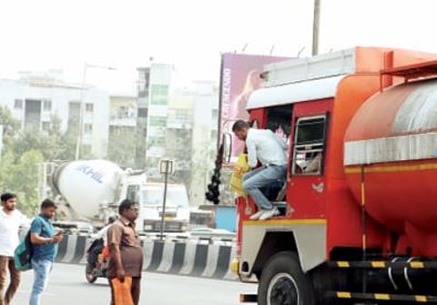 पुणे : अवैध प्रवासी वाहतूक ‘सुसाट’ ; खासगी कार, ट्रक, टँकर चालकांकडून नियम धाब्यावर