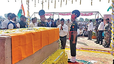 येवला : मानोरी (बु.) येथे वीर जवान अजित शेळके यांच्या पार्थिवाचे दर्शन घेताना मान्यवर. समवेत लष्करी अधिकारी. (छाया : अविनाश पाटील)