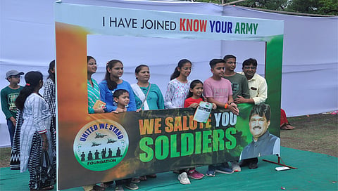 नाशिक : ईदगाह मैदानावर आयोजित ‘नो युवर आर्मी’ या शस्त्रप्रदर्शनातील भारतीय सैन्याची विविध शस्त्रे तसेच प्रदर्शन पाहण्यासाठी नाशिककरांनी रविवारी केलेली गर्दी. (छाया : रुद्र फोटो)