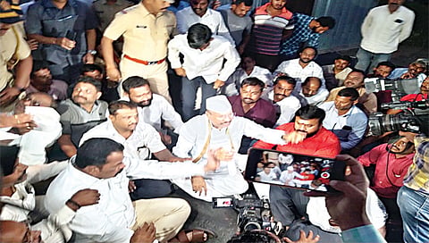 उगाव : निफाड तालुक्यातील नुकसानग्रस्त शेतकर्यांकडून नुकसानीची माहिती घेताना कृषिमंत्री अब्दुल सत्तार.