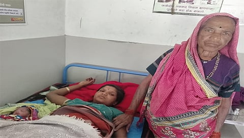 त्र्यंबकेश्वर : आरोग्यकेंद्रातच स्वत:च्या मुलीचे बाळंतपण करणारी आई.