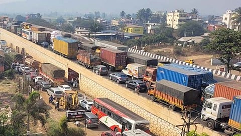 पुणे-बंगळूर महामार्गावर वाहतूक कोंडी