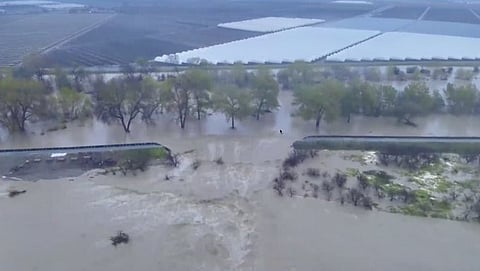 California Flood : हाहाकार! अमेरिकेत 100 फुट रुंद बंधारा फुटला, 1700 लोक पुरात अडकले (Video)