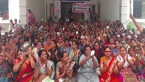 नाशिक : पंचायत समिती कर्मचार्यांनी पुकारलेल्या संपामध्ये जि.प. कर्मचारी महासंघ व विविध संघटनांच्या नेतृत्वाखाली थाळीनाद आंदोलन करण्यात आले.
