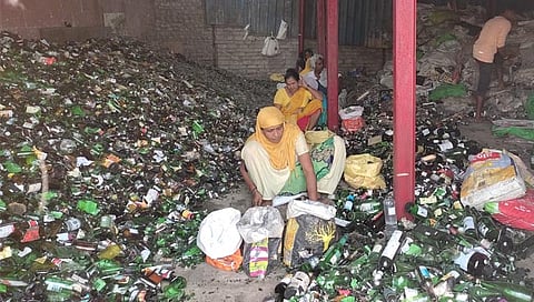 मुंबई : धारावीतील स्क्रॅप बाटल्यांचा व्यवसाय डबघाईला