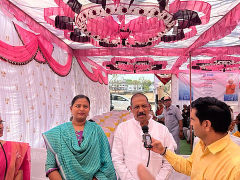 नंदुरबार: आकाशवाणीच्या एफ.एम केंद्राचे उद्घाटनप्रंसगी माहिती देताना खासदार डॉक्टर हिना गावित. समवेत पालकमंत्री डॉ. विजयकुमार गावित (छाया: योगेंद्र जोशी)