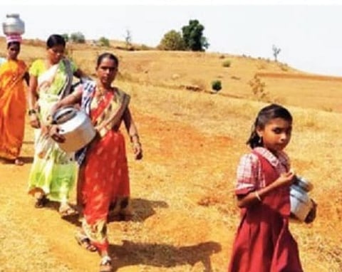 पिंपळनेर : उन्हाळ्यात तापमानाचा पारा वाढत असतांना पाण्याच्या शोधात महिला व शाळकरी मुलांची भटकंती होत आहे. (छाया: अंबादास बेनुस्कर)