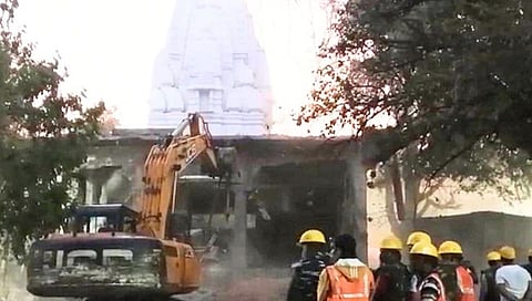Indore temple stepwell collapse | इंदूर विहीर दुर्घटनेनंतर प्रशासनाची मोठी कारवाई; मंदिराच्या अवैध बांधकामावर बुलडोझर