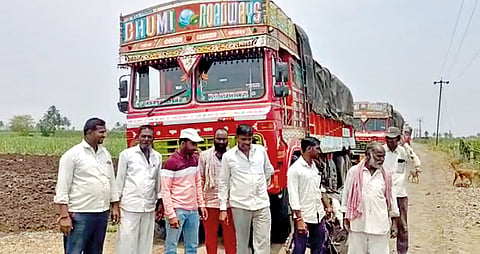 सांगली : तुंग येथे प्लास्टिक कचर्याचे ट्रक अडविले