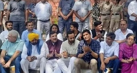 सीबीआय मुख्यालयाबाहेर आपचे नेते आणि कार्यकर्ते यांनी कारवाईचा निषेध केला.