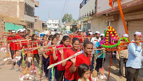 नगरसूल : कालभैरवनाथ यात्रेत पालखीला खांदा देणारे करिअर अकॅडमीचे कुणाल भगत, जीवन भगतसह भाविक. (छाया: भाऊलाल कुडके)