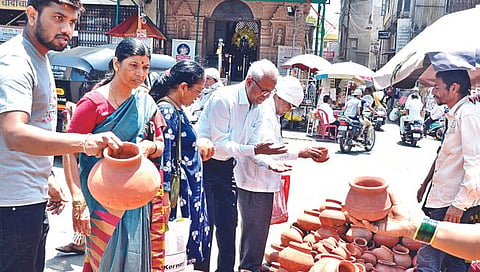नाशिक : अक्षय्य तृतीयेनिमित्ताने खरेदीसाठी गर्दी; बाजार फुलला