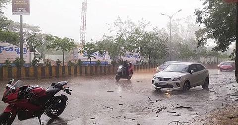 सोसाट्याचा वारा अन् विजांच्या कडकडाटासह अवकाळी पावसाने रविवारी दाणादाण उडवून दिली. पावसाने शहराला अक्षरशः झोडपून काढले.