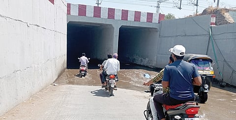 दौंड शहरातील नवीन तिसर्या कुरकुंभ मोरीत गटाराचे पाणी