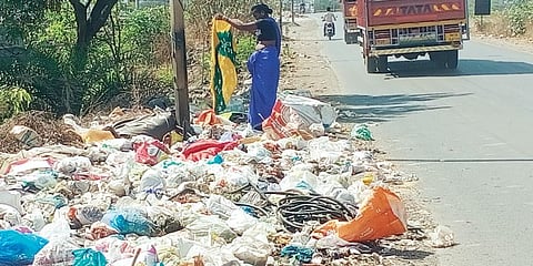 ताई कचरा आण, तरी रस्त्यावर घाण ! देहूगावात रस्त्याच्याकडेला कचर्याचे ढीग