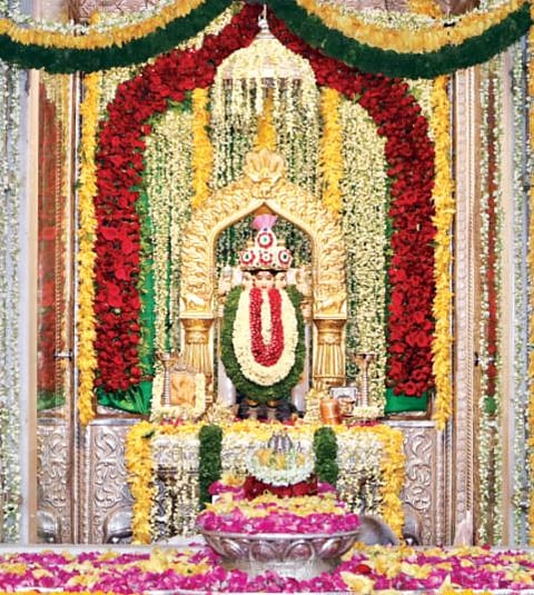 वासंतिक पुष्पोत्सवात सजले दगडूशेठ दत्तमंदिर