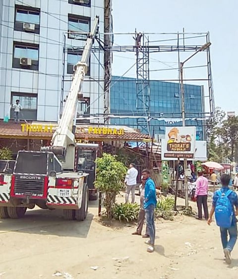 पुणे : दुसर्या दिवशीही शहरात होर्डिंगवर कारवाई