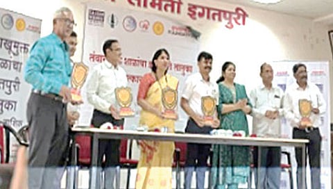 इगतपुरी : तालुका तंबाखूमुक्त शाळा करण्याच्या प्रशिक्षण कार्यक्रमात पंचायत समितीच्या पदाधिकार्यांचे सत्कार करताना सलाम मुंबई व एव्हरेस्ट फाउंडेशनचे पदाधिकारी.
