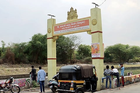 नवीन उजव्या कालव्यालगत मंदिरे, शेड अन् गॅरेजही; जमिनीवर बेकायदा कब्जा