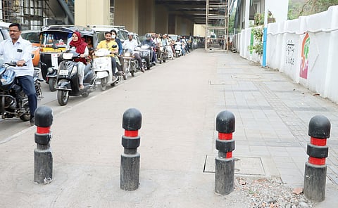 पुणे : रस्त्यापेक्षा पदपथच मोठा ! मेट्रो स्थानकाखाली महापालिका प्रशासनाचा प्रताप