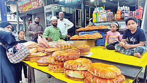 जुने नाशिक : येथील चौक मंडई भागात इफ्तार बाजारात विविध प्रकारचे नान खरेदी करताना मुस्लीम बांधव व महिला. (छाया: कादिर पठाण)