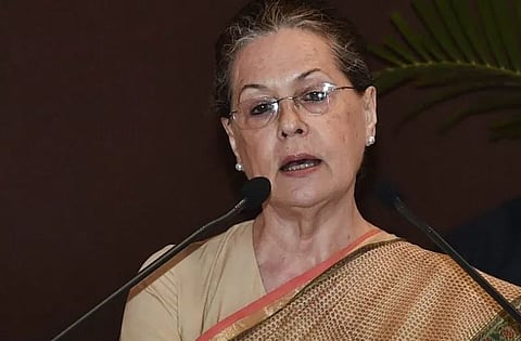 खासदारांच्या निलंबन प्रश्नी सोनिया गांधींचा हल्लाबोल, “सरकारच्या उद्दामपणाचे…”
