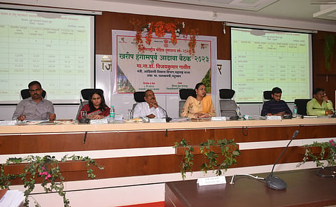 नंदुरबार : खरीप हंगामपूर्व आढावा बैठकीत जिल्हाधिकारी कार्यालयातील बिरसा मुंडा सभागृहात मार्गदर्शन करताना पालकमंत्री डॉ. गावित . (छाया: योगेंद्र जोशी)