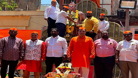 नाशिक : जुने नाशिक येथील संभाजी चौकातील छत्रपती संभाजी महाराजांच्या पुर्णाकृती पुतळ्यास पुष्पहार अर्पण करताना शिवसेना उपमहानगर प्रमुख उमेश चव्हाण, योगेश बेलदार, दिनेश चव्हाण आदी. (छाया: हेमंत घोरपडे)