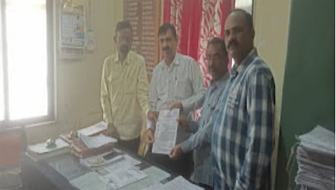 पिंपळनेर : पिंपळनेर वनपरिक्षेत्र कार्यालयाचे वनक्षेत्रपाल यांना लेखी निवेदन देतांना अखिल भारतीय मानवाधिकार संघाचे पदाधिकारी.(छाया: अंबादास बेनुस्कर)