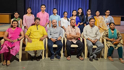 नाशिक : मलेशिया दौऱ्यात सहभागी होणारे डॉ. अविराज तायडे, नितीन पवार, नितीन वारे, मकरंद हिंगणे. समवेत विद्यार्थी.