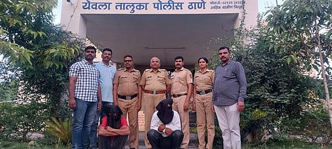 येवला : खूनप्रकरणी संशयित आरोपीना ताब्यात घेताना येवला पोलिस. (छाया: येवला पोलीस)