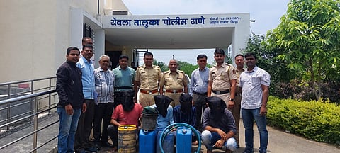 येवला : राज्य परिवहन महामंडळाच्या बसमधून डिझेल चोरी करणाऱ्या संशयितांना ताब्यात घेताना येवला पोलीस. (छाया: अविनाश पाटील)