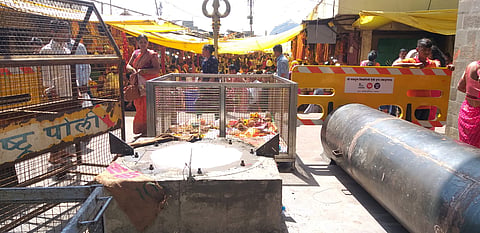 सप्तशृंगगड : मंदिर प्रवेशव्दाराजवळ उभारण्यात साचलेल्या शेंदूरपासून शेंदुर स्तंभाकरीता नियोजित करण्यात आलेले दर्शनस्थळ. (छाया: तुषार बर्डे)