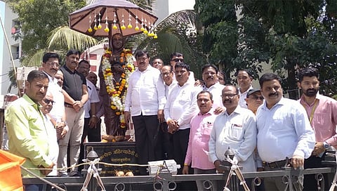 सिडको : अहिल्याबाई होळकर यांच्या जयंतीनिमित्त त्यांच्या पुतळ्यास पुष्पहार अर्पण करून अभिवादन करताना सुधाकर बडगुजर समवेत मयुर पाटील ,देवानंद बिरारी यांसह आदी ( छाया : राजेंद्र शेळके)
