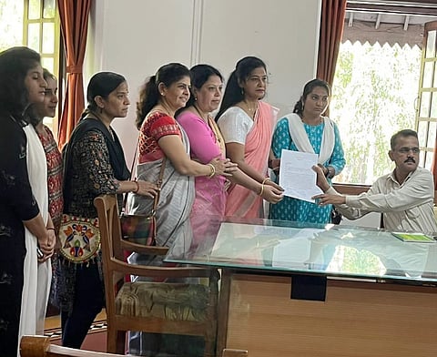 सिडको : जिल्हाधिकारी कार्यालय येथे निवेदन देताना सकल हिंदू समाजाचे पदाधिकारी.