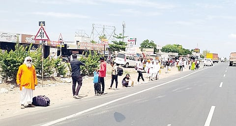 पुणे-सोलापूर महामार्गावरील चौफुला चौकात बसथांबा नसल्याने प्रवाशांना त्रास
