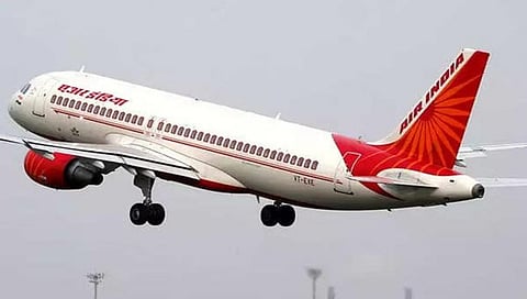 Friend In Cockpit : गर्लफ्रेंडला विमानाच्या कॉकपीटमध्ये बोलवणे एअर इंडियाच्या पायलटला पडले महागात