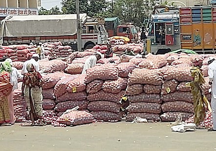 Onion Market : कांदा उत्पादकांच्या डोळ्यांत पाणी..!
