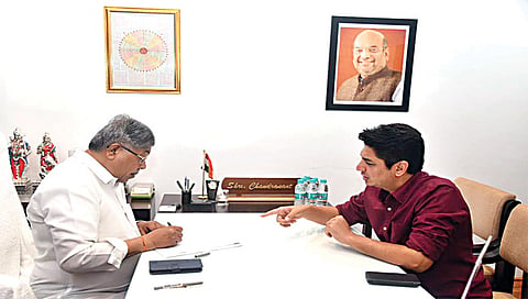 नाशिक : राज्याचे उच्च व तंत्रशिक्षणमंत्री चंद्रकांत पाटील यांच्यासमवेत चर्चा करताना आ. सत्यजित तांबे.