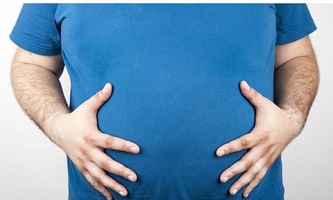 पोटावरील वाढत्या चरबीमुळे केस गळतात? जाणून घ्या तज्ज्ञ काय सांगतात…