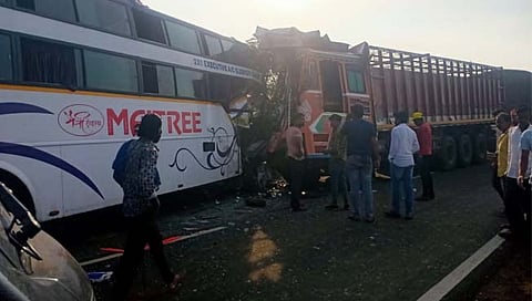 परभणी : बस-ट्रकची समोरासमोर धडक; १ ठार, १२ जखमी