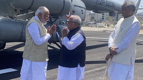 विमानतळावर पंतप्रधान नरेंद्र मोदी यांचे स्वागत करताना राजस्थानचे राज्यपाल कलराज मिश्र. सोबत मुख्यमंत्री अशोक गेहलोत.