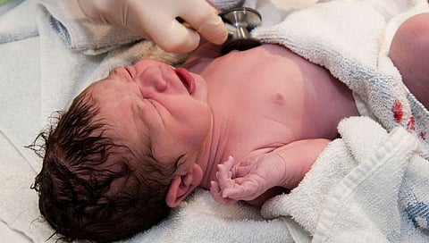 UK Baby With Three DNA : इंग्लंडमध्ये तीन लोकांच्या डीएनए पासून झाला मुलाचा जन्म; जाणून घ्या कसे झाले शक्य