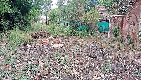 नाशिक : पोलिस वसाहतीत पसरलेले कचर्याचे ढीग. पोलीस वसाहतीत गळक्या छतावर लावलेला प्लास्टिकचा कागद.(छायाचित्रे : हेमंत घोरपडे)