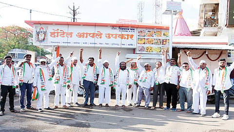 सटाणा : राष्ट्रवादी काँग्रेसचे अध्यक्ष शरद पवार यांनी पक्षाध्यक्षपदाचा राजीनामा देण्याचा निर्णय मागे घ्यावा, या मागणीसाठी येथे बसस्थानकावर एकत्रित जमलेले पक्षाचे पदाधिकारी व कार्यकर्ते.(छाया : सुरेश बच्छाव)