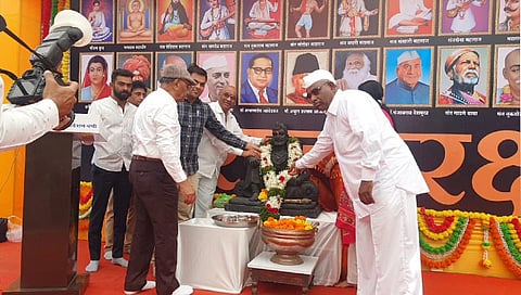 वणी : छत्रपती संभाजी महाराज यांचे प्रतिमापूजन करताना वणी पोलीस ठाण्याचे सहायक पोलीस निरीक्षक निलेश बोडखे, डाॅ. दीपक देशमुख, आबासाहेब देशमुख, प्रकाश कड आदी. (छाया: अनिल गांगुर्डे)
