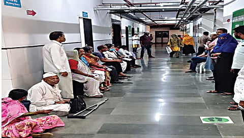 नाशिक : क्स-रे काढण्यासाठी प्रतीक्षेत असलेले दिव्यांग रुग्ण व त्यांचे नातेवाईक.