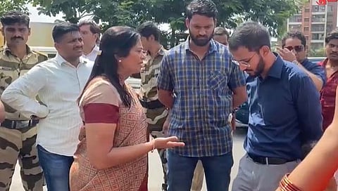 आमदार गीता जैन यांनी लगावली कंत्राटी अभियंत्याच्या कानशिलात (व्हिडिओ)