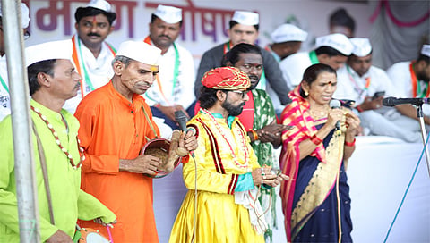 जळगाव : जिल्हाधिकारी कार्यालयासमोर जागरण गोंधळ पूजन करताना जिल्हा राष्ट्रवादी युवक काँग्रेसचे कार्यकर्ते. (छाया: चेतन चौधरी)