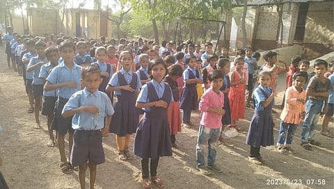 Dhule Sakri : शाळेची घंटा वाजली, विद्यार्थी आलेत, पण शिक्षक आहेत कुठे?